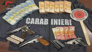 Sorpresi in auto con quasi 50mila euro in contanti, armi e munizioni: due arresti