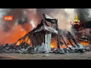 Incendio in una fabbrica di oli a Firenze, le immagini dei Vigili del Fuoco