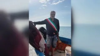 Il sindaco sfida il mare: «Aspetto risposte dalla Regione»