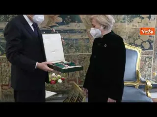 Mattarella consegna Onorificenza a Rosa Oliva, pioniera della carriera pubblica per le donne
