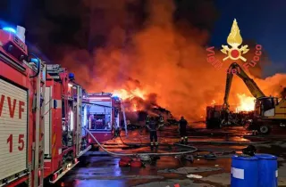 Incendio in una ditta di smaltimento di rifiuti a Campo Calabro: vigili al lavoro da 18 ore