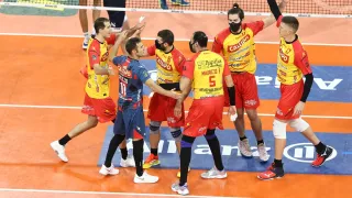 Pallavolo, sconfitta pesante per la Volley Callipo a Milano: alcuni giocatori in campo con le mascherine