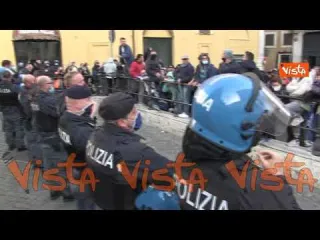 La polizia si toglie i caschi tra gli applausi dei manifestanti