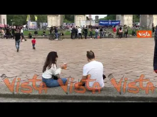 Movida a Milano, molti giovani all’Arco della Pace per l’aperitivo nonostante restrizioni