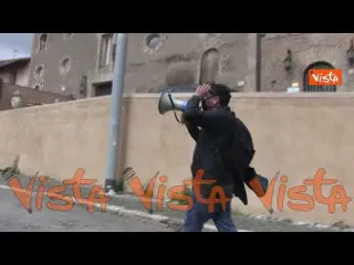 “Abbassa quella c…o di telecamera”, i manifestanti discutono con i videomaker