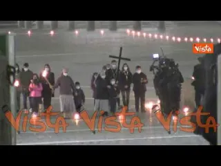 Via crucis con Papa Francesco in Piazza San Pietro. Le immagini della cerimonia