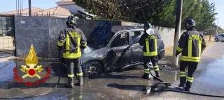 Auto si schianta contro un muro e va in fiamme: salve quattro persone (FOTO)
