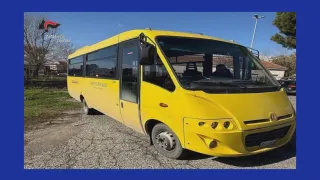 Presunte irregolarità nell'acquisto di uno scuolabus: tre indagati nel Crotonese
