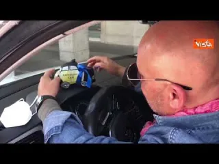 Giornata mondiale dell'autismo, taxi a Salerno appendono nastri blu. Le immagini
