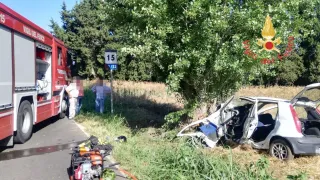 Incidente nel Catanzarese, auto impatta contro albero: morto ragazzo di 16 anni