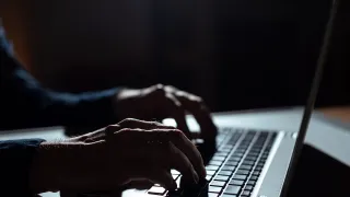 Minaccia di morte due politici spacciandosi per brigatista: denunciato