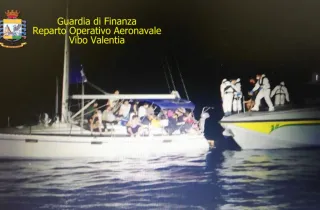Barca a vela con a bordo 45 migranti intercettata al largo delle coste crotonesi