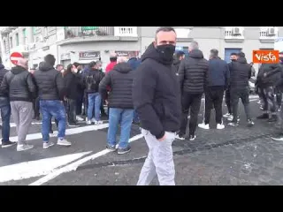 Protesta ambulanti sul lungo mare di Napoli, "Non vediamo la luce in fondo al tunnel"