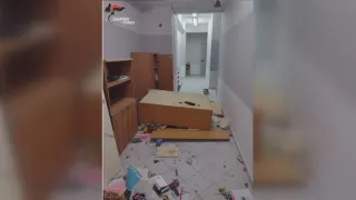 Vandalizzano una scuola nel Cosentino: arrestato un ragazzo e denunciato il complice minorenne