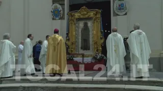 Fede, il saluto dal sagrato del Duomo da parte della Mamma di tutti i crotonesi (VIDEO)