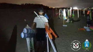 Steccato di Cutro, spiaggia liberata nella notte da ombrelloni e sdraio abusivi