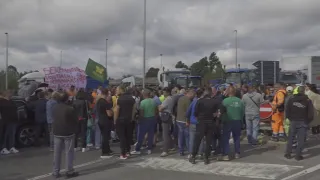 Protesta del mondo agricolo e dei trasporti all’aeroporto di Crotone: le voci dal presidio