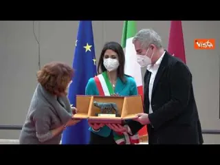 Raggi consegna la Lupa capitolina ai figli di Nino Manfredi nel centenaio della nascita