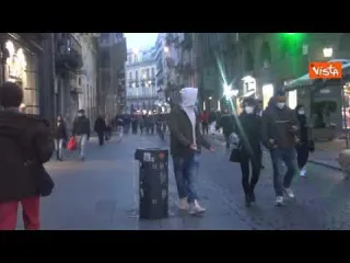 Campania zona rossa, a Napoli non si rinuncia alla passeggiata. Le immagini