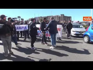 Ambulanti in protesta a Napoli bloccano il lungomare. Le immagini