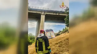 Tir precipita dal viadotto Salso sull’A2: ci sono due feriti gravi