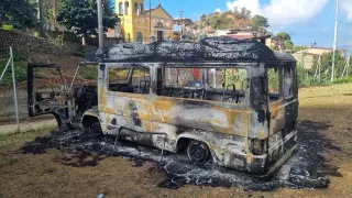 A fuoco pulmino di un'associazione del Reggino
