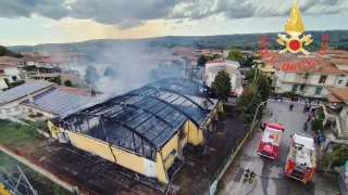 Incendio devasta palestra comunale nel Vibonese (VIDEO+FOTO)