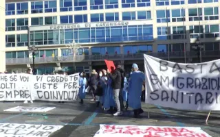Catanzaro, la protesta dei dipendenti del Sant'Anna Hospital: "Difendiamo le eccellenze"