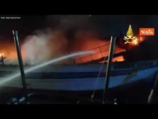 Nave distrutta dalle fiamme in Sicilia. Le immagini