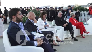Violenza di genere, lo Stato tra la gente a Crotone per dire no al silenzio