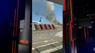 Incendio di vegetazione all'aeroporto di Crotone, fumo sulla pista