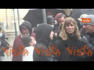Tanti manifestanti senza mascherina alla protesta “Io Apro” a Roma