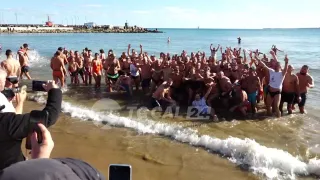 Tuffo di Capodanno numero 27 a Crotone tra sole e gelo
