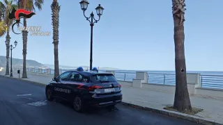 Un lavoratore in nero e cibi non tracciati, sospesa l'attività di un lido