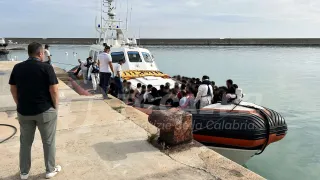 Sbarco di 101 migranti a Crotone: ci sono donne e minori non accompagnati