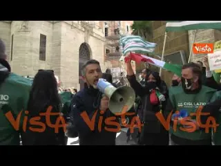Alitalia in una bara davanti al MISE, “Una vergogna che Draghi dica che costiamo tanto!”