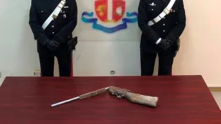 Spara ad un cane e lo getta agonizzante in un burrone: arrestato 55enne nel Reggino