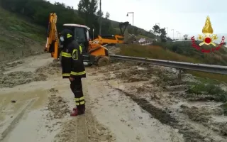 Crotone, oltre 400 interventi dei Vigili del fuoco: sgomberata la via per Capocolonna