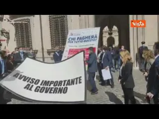 Fisco, “Chi pagherà tutto questo?” il flashmob di Meloni con la lettera gigante per Draghi
