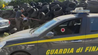 Taurianova, rifiuti abbandonati nell’area ferroviaria: scatta il sequestro