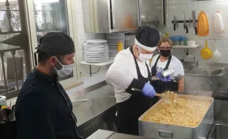 "In campo con gli chef" cresce: altri tre giorni di solidarietà a Crotone e Cirò Marina