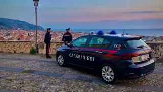 Bimbi maltrattati a Paola, arrestato il patrigno: sarebbe l'autore delle violenze