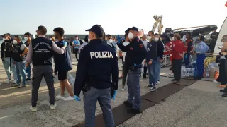 Sbarco di 89 migranti a Crotone: fermati tre presunti scafisti