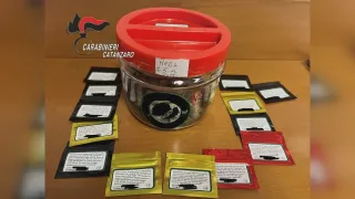 Vendeva al bancone "Maria € 5 al grammo": arrestato barista nel Catanzarese