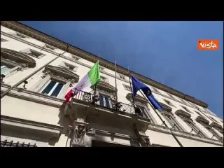 Commemorazione vittime Covid, le bandiere a mezz'asta a Palazzo Chigi