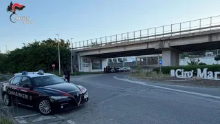 Tenta la fuga e sperona i carabinieri sulla SS 106: arrestato a Cirò Marina