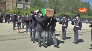 Napoli, i funerali poliziotto ucciso: l’arrivo del feretro di Pasquale Apicella avvolto nel Tricolore (VIDEO)