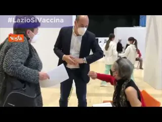 “Buona Pasqua” dal centro vaccinale, la visita di Zingaretti alla “Nuvola”. Ecco le immagini