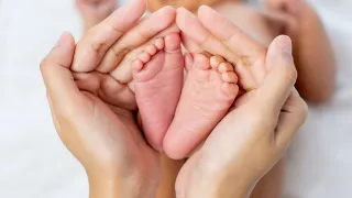 Partorisce in spiaggia, poi decide di lasciare la bimba in ospedale