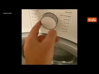La moglie di Calenda spiega al leader di Azione come fare la lavatrice, il video postato sui social